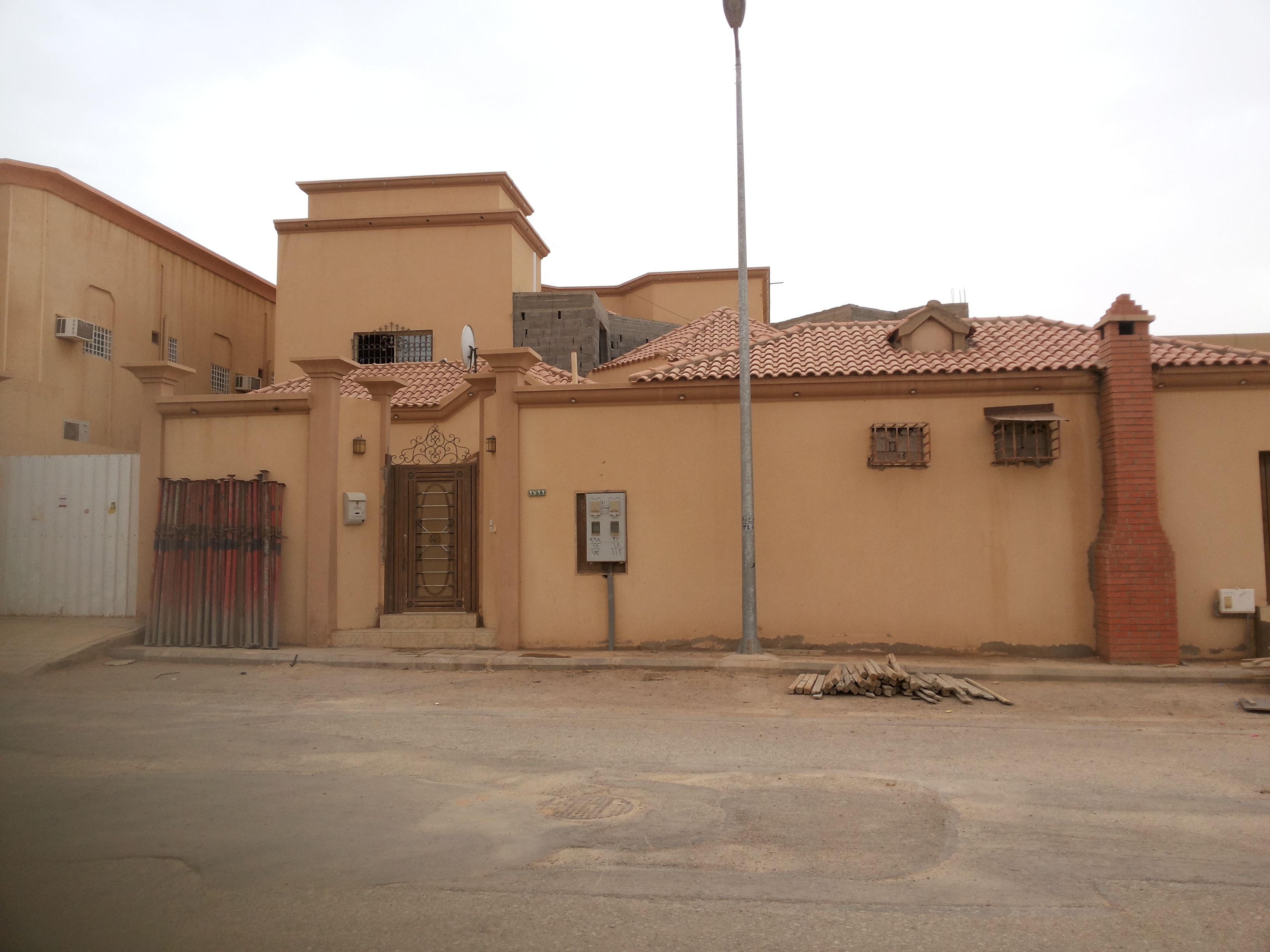 للبيع فله بحي الجامعيين المنح بعنيزه مساحه 538 متر