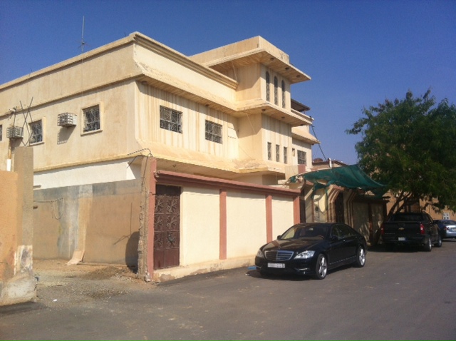 للبيع عماره 4 شقق بحي المطار بعنيزة