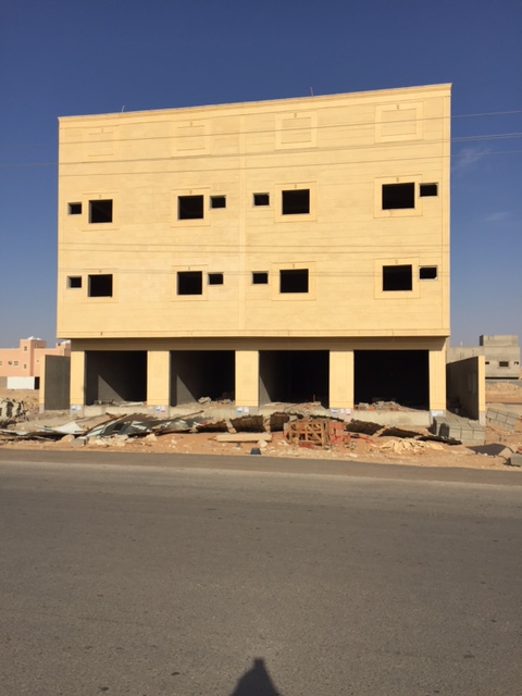 للبيع عماره استثماريه على طريق الملك عبدالله بعنيزة مساحه 524 الف