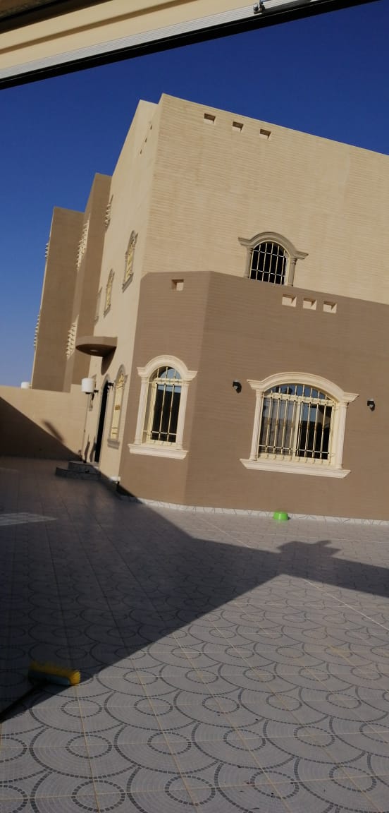 للبيع دور وشقتين بناء شخصي بحي الملك فهد بعنيزة مساحه 787 متر