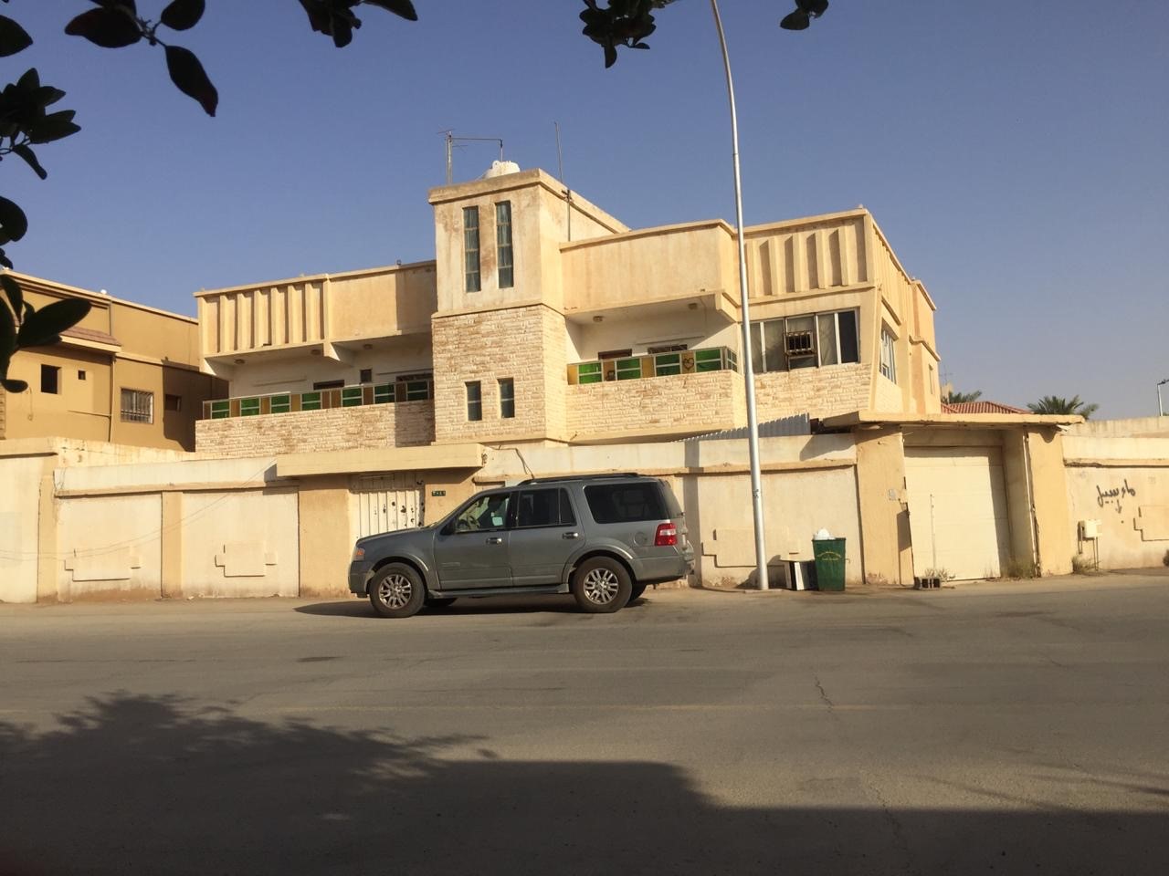 للبيع فله بحي الزاهر بعنيزة مساحه 614 متر شارعين