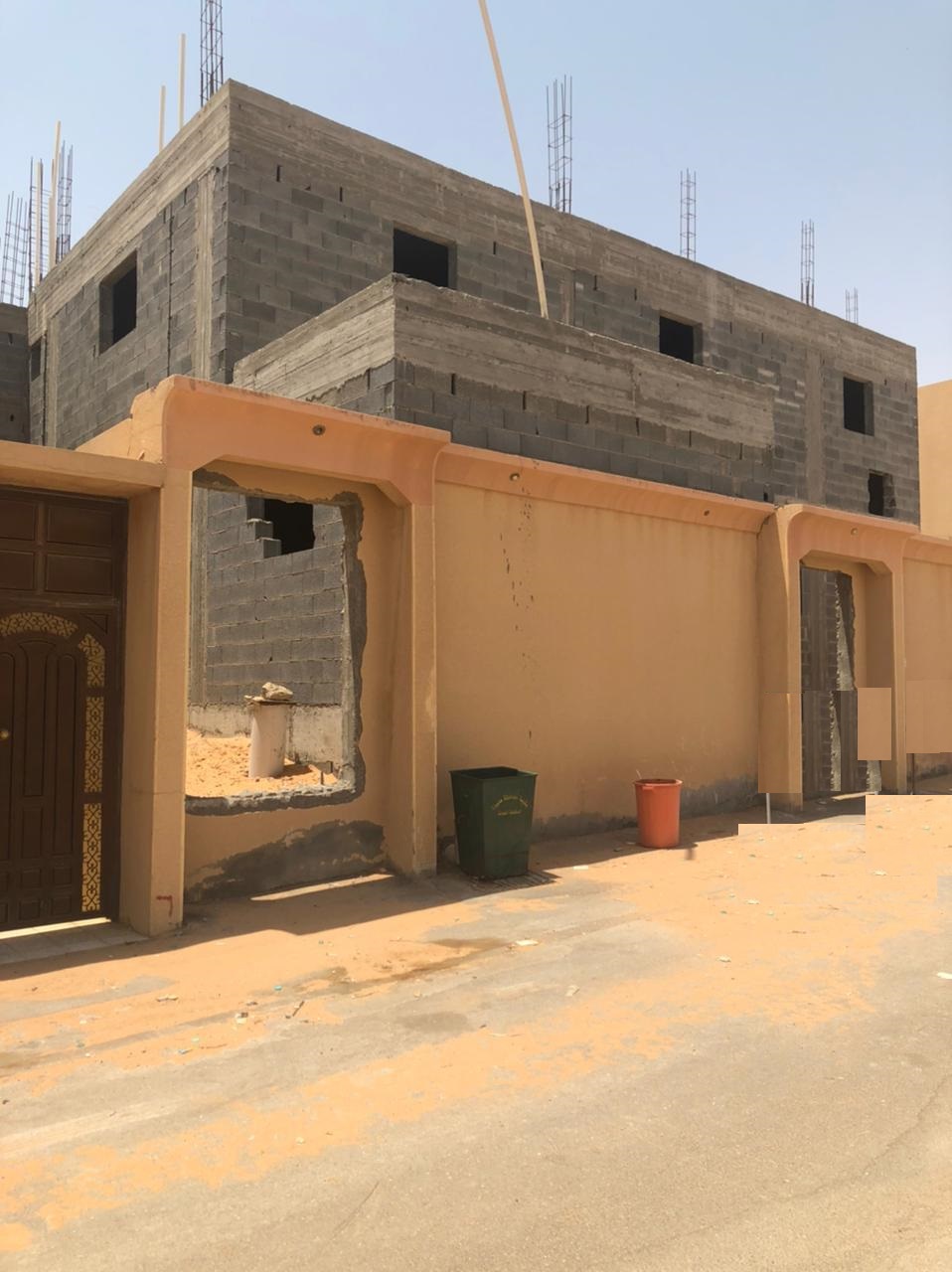 للبيع دور و3 شقق بحي الملك خالد بعنيزة مساحه 500 متر