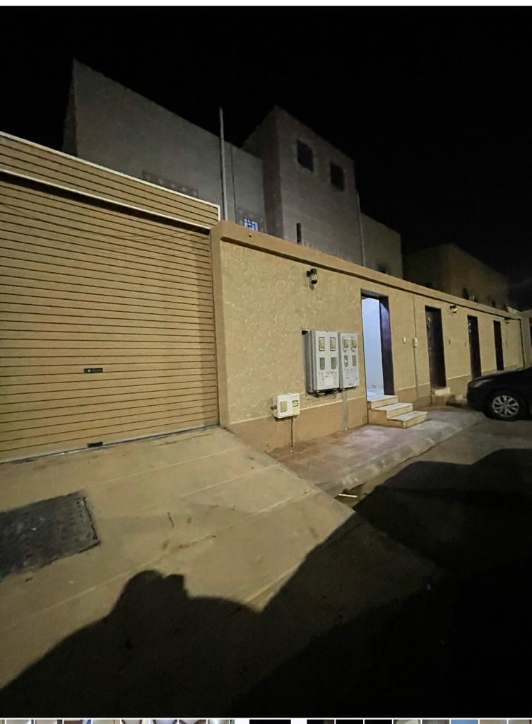 للبيع ٤ شقق بحي الملك خالد بعنيزة مساحه 550 متر
